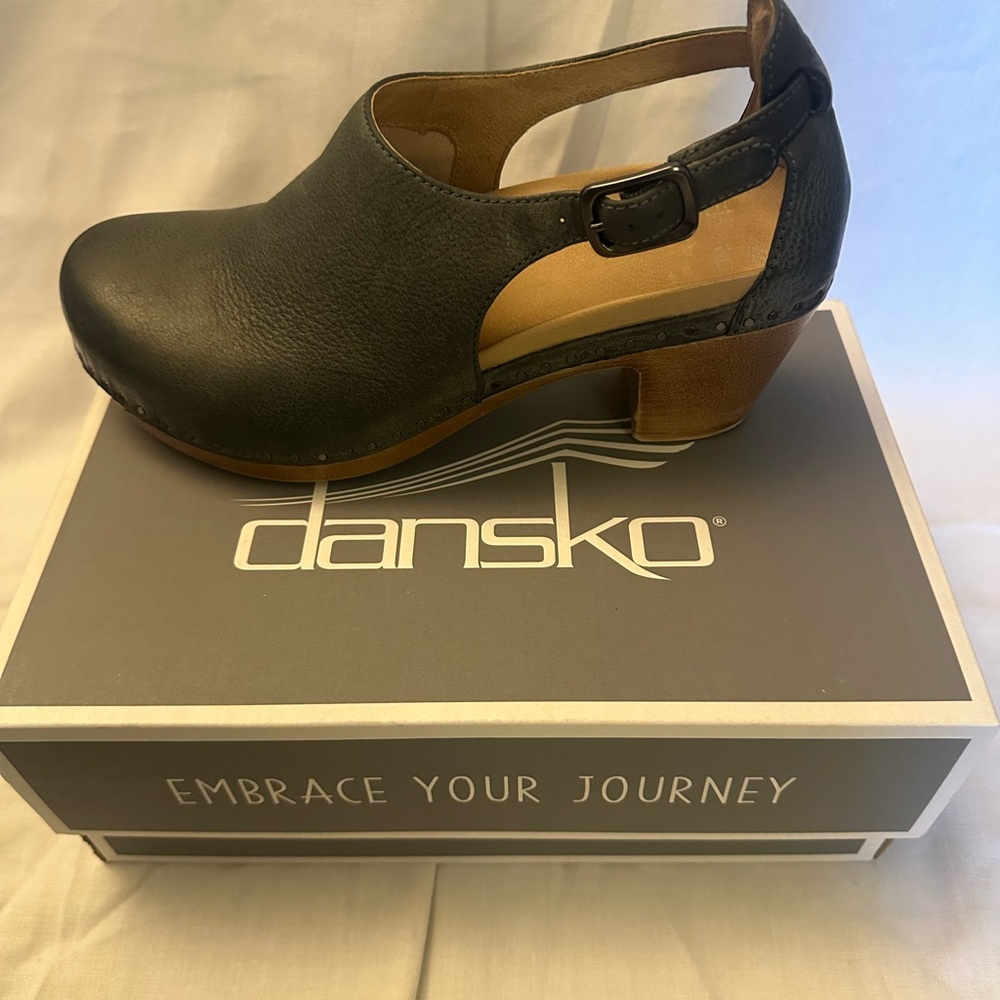 Dansko Black and Tan Leather Sassy Shoes